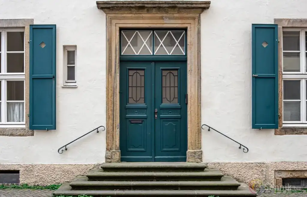 Co oznacza kiedy szukasz wyjścia z budynku we śnie - znaczenie i symbole