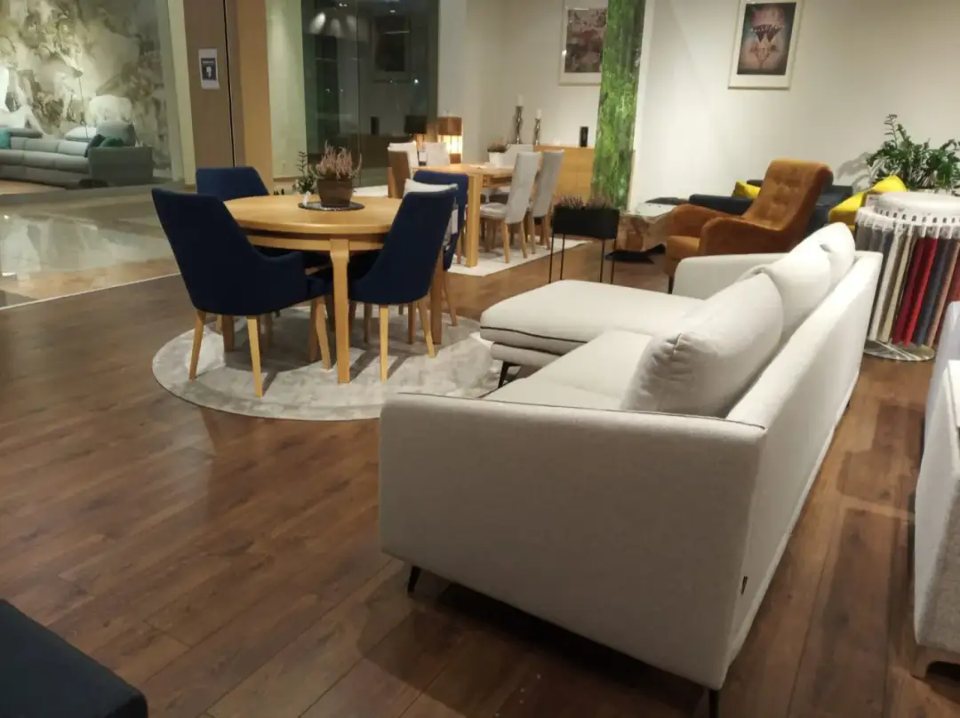 Ile osób przy okrągłym stole? Sprawdź, ile gości zmieści się komfortowo