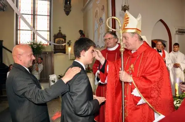 Kiedy przyjąć bierzmowanie? Wszystko, co musisz wiedzieć teraz