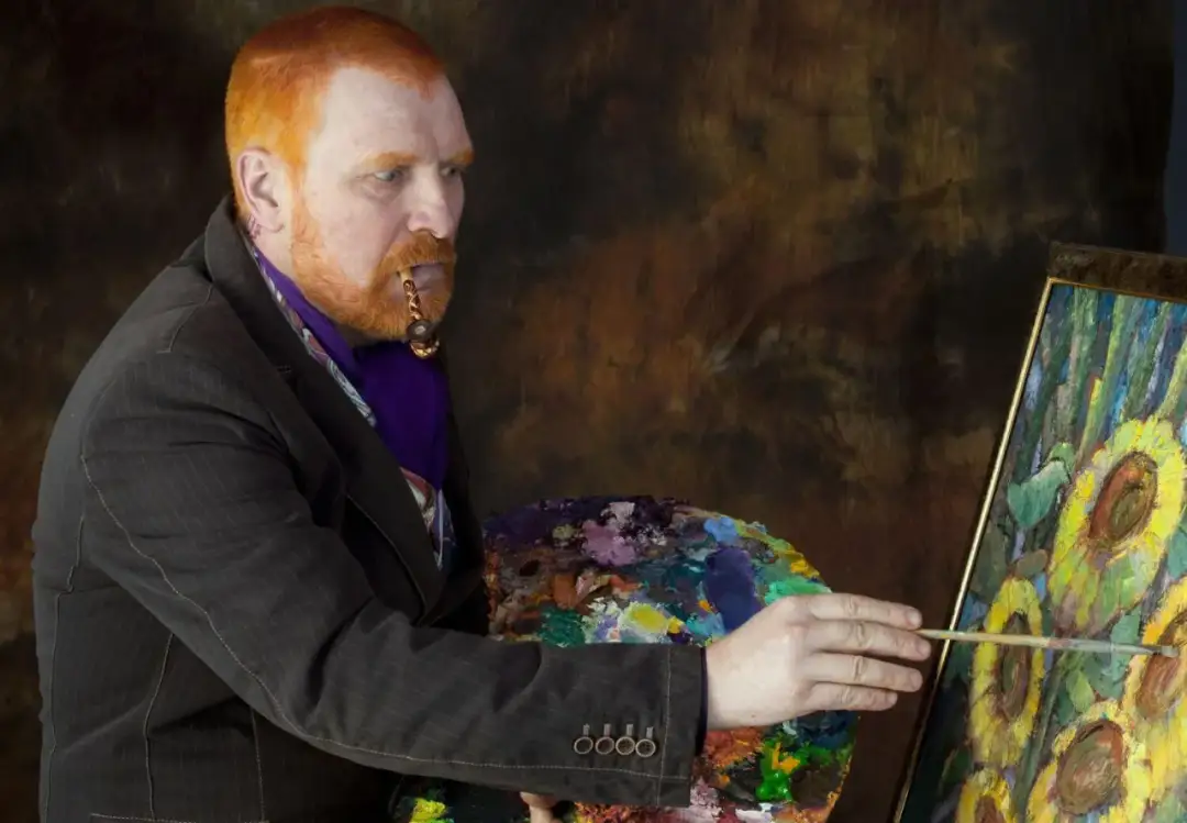Mężczyzna z rudą brodą i fajką w ustach maluje słoneczniki, przypominając słynne van Gogh obrazy.