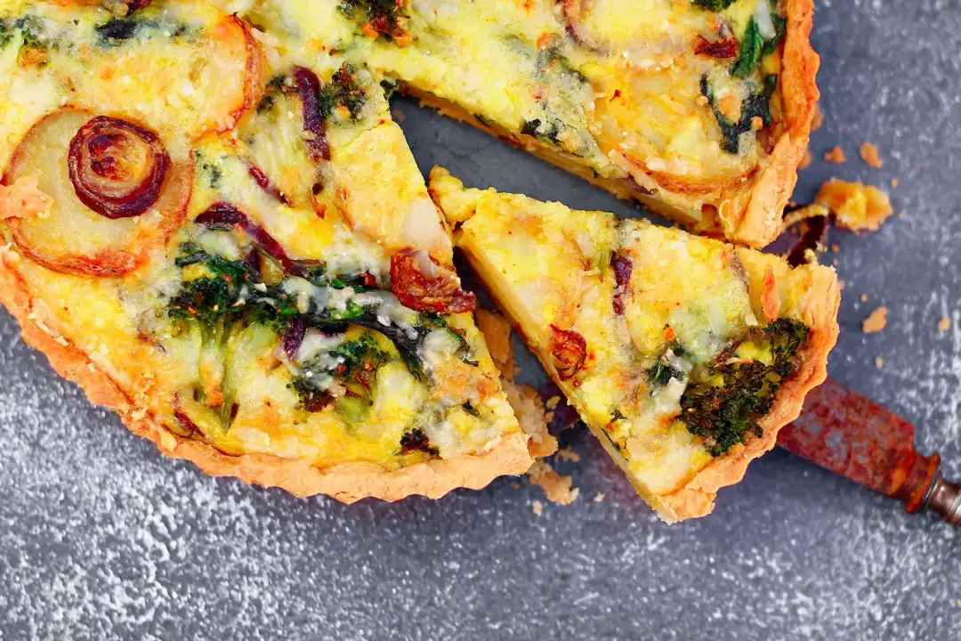 Fit tarta wytrawna na 5 sposobów: przepis na zdrową przekąskę do 300 kcal