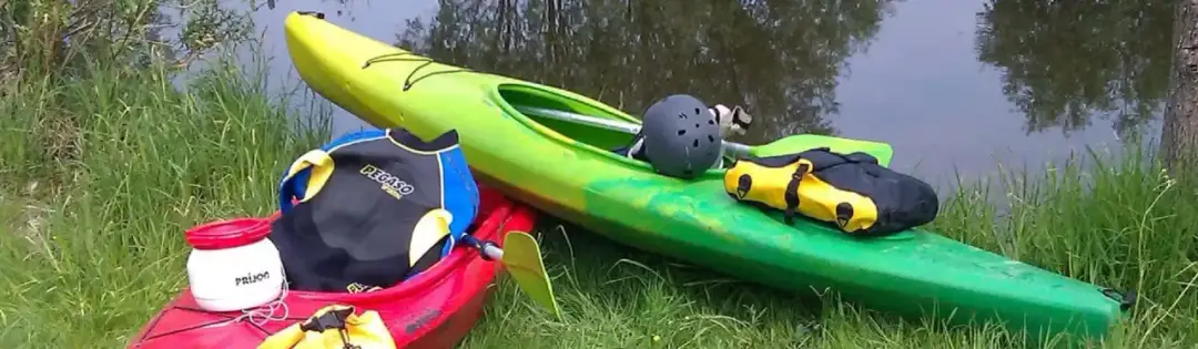 Co spakować na kajak? Niezbędnik na bezpieczną przygodę!