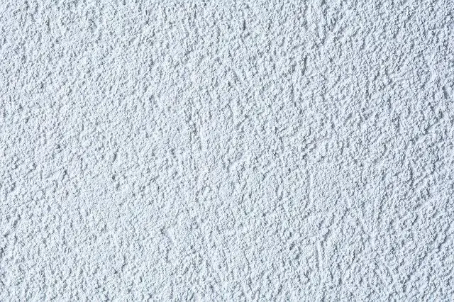 Jaki tynk na elewację ze styropianu? Wybierz najlepszy i trwały!