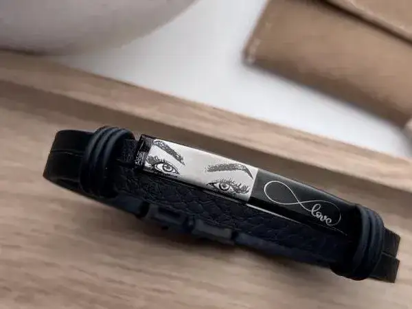 Najlepsze pomysły na grawer na bransoletce, które wzruszą każdego