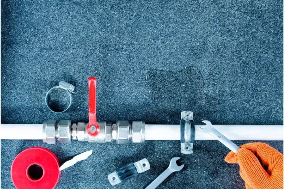 Jak załatać dziurę w rurze plastikowej i uniknąć kosztownych napraw