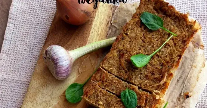 Babka z kapusty kiszonej, boczkiem, cebulką i kminkiem