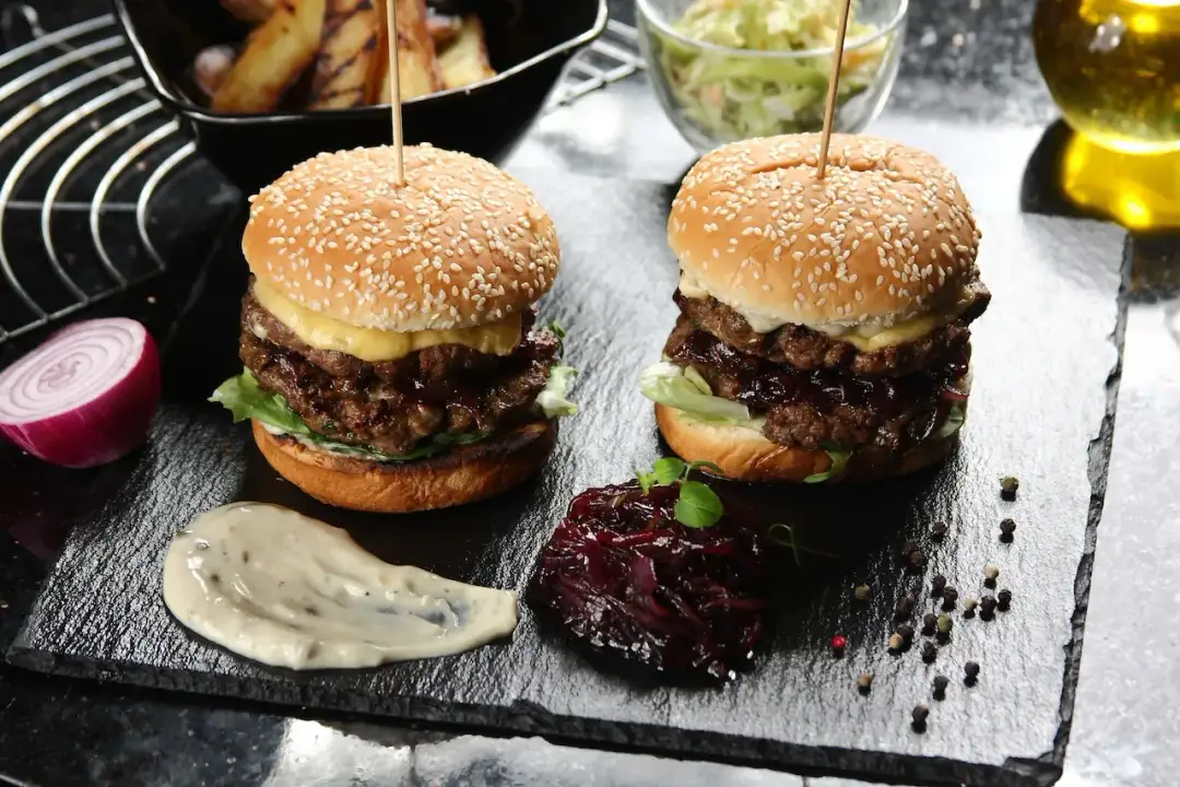 Co zrobić z bułki do hamburgerów? 10 kreatywnych przepisów na dania