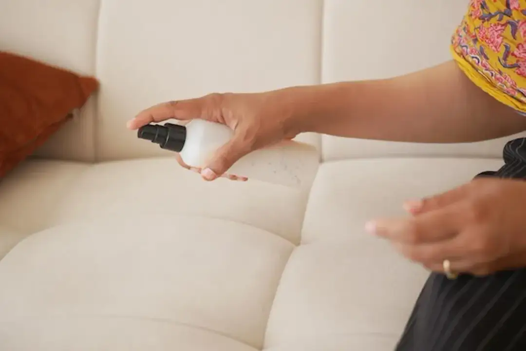 Jak usunąć nieprzyjemny zapach z kanapy - skuteczne metody i porady