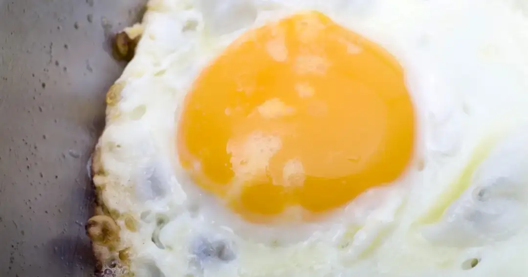 Ile kalorii ma jajko sadzone? Wielkość i tłuszcz zmieniają wszystko!