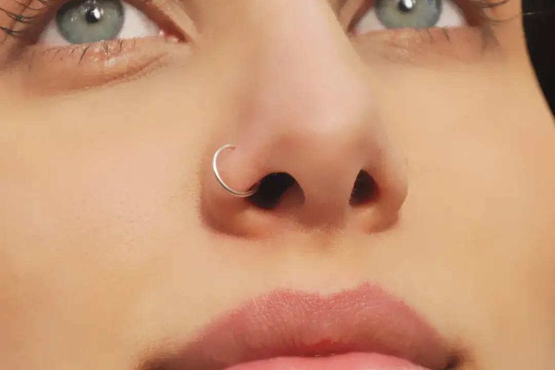 Czy kolczyk w nosie zarasta? Fakty o gojeniu i bliznach