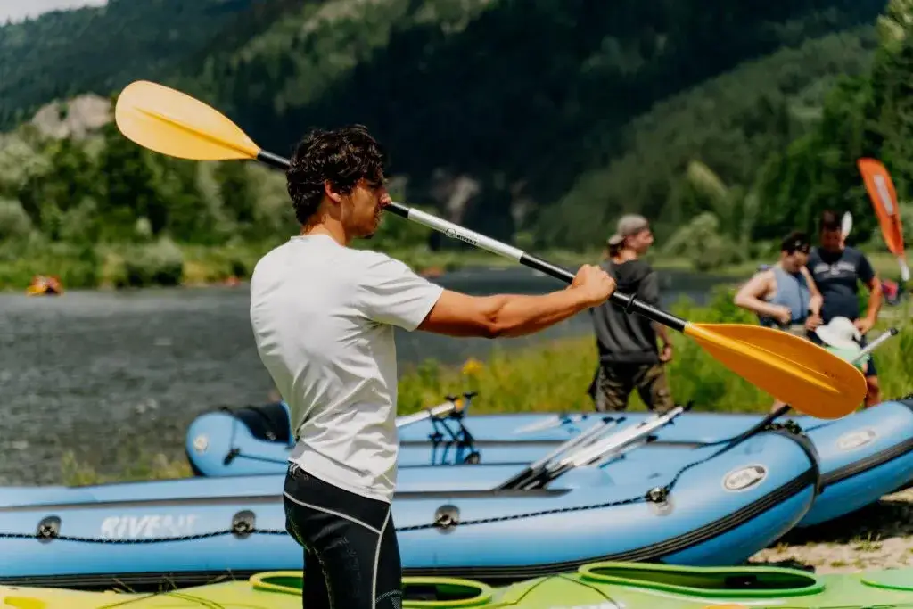 Kurs kajakarstwa górskiego: Jak zacząć? Przewodnik dla początkujących