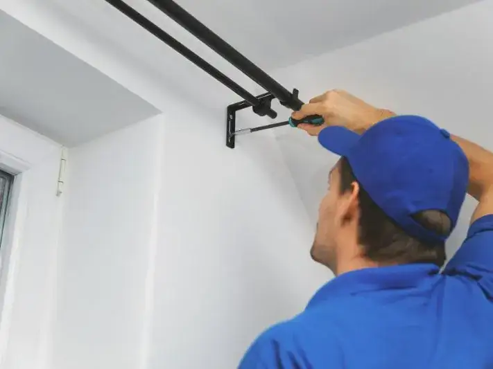 Jak zamontować karnisz w suficie podwieszanym? Poradnik krok po kroku