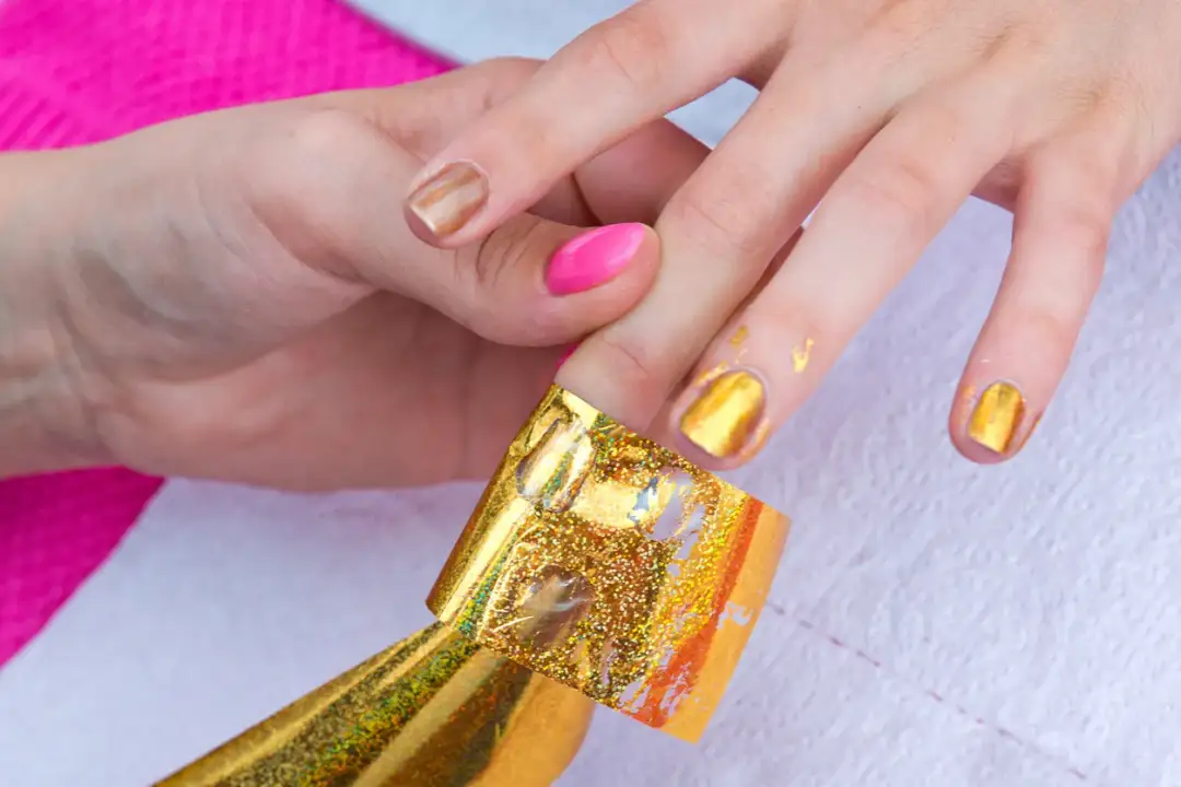 Sekrety złotej folii na paznokcie: Jak nakładać, by olśnić?