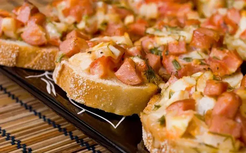 Szybkie i tanie przepisy na obiad z kiełbasy, które zachwycą