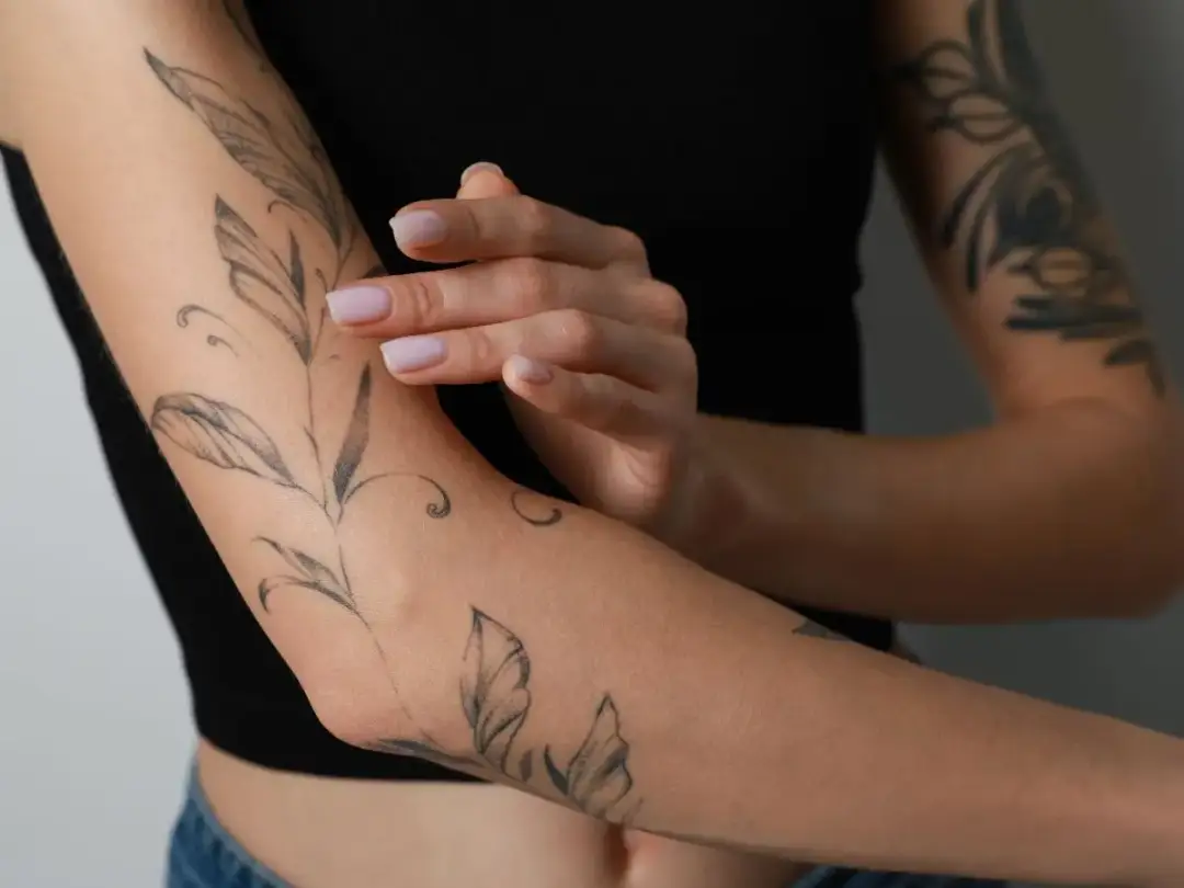 Czy tatuaż się rozciąga podczas ćwiczeń? Oto, co musisz wiedzieć