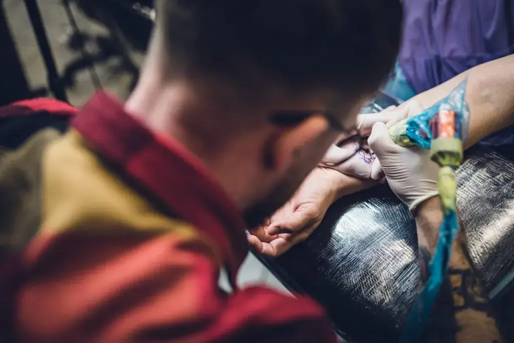 Czy można zrobić tatuaż w wieku 16 lat? Przepisy i porady