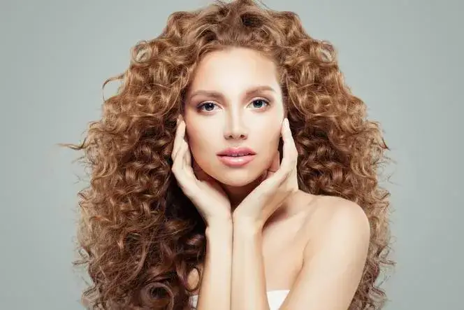 Najlepsze fryzury dla kręconych włosów: stylizacje i porady