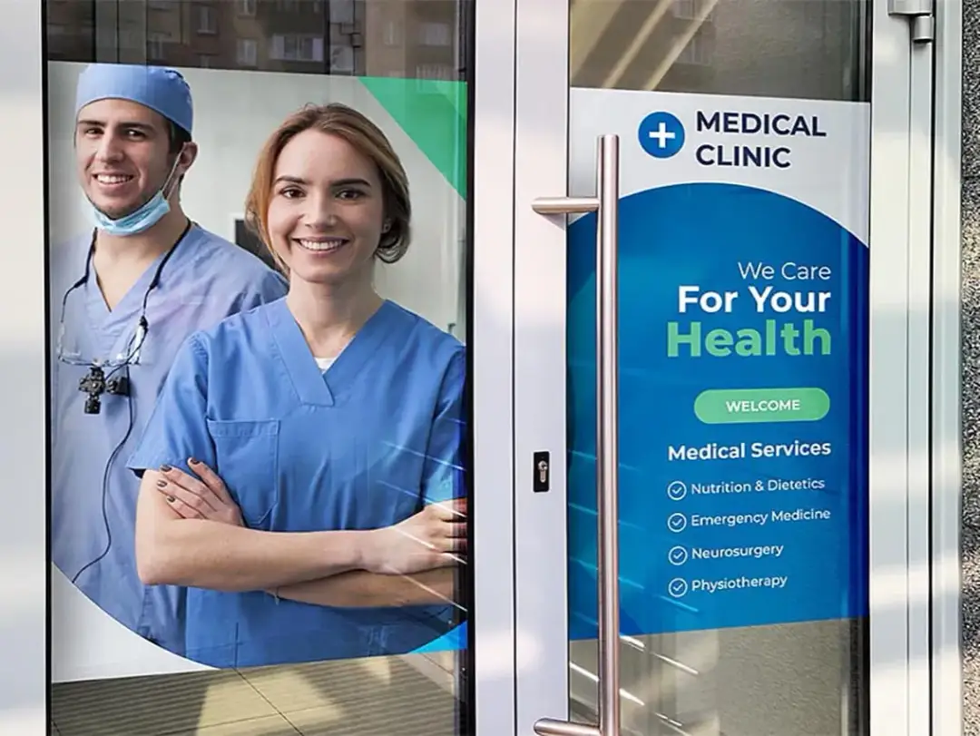 Druk UV na folii: Dlaczego warto wybrać tę technologię dla reklamy?