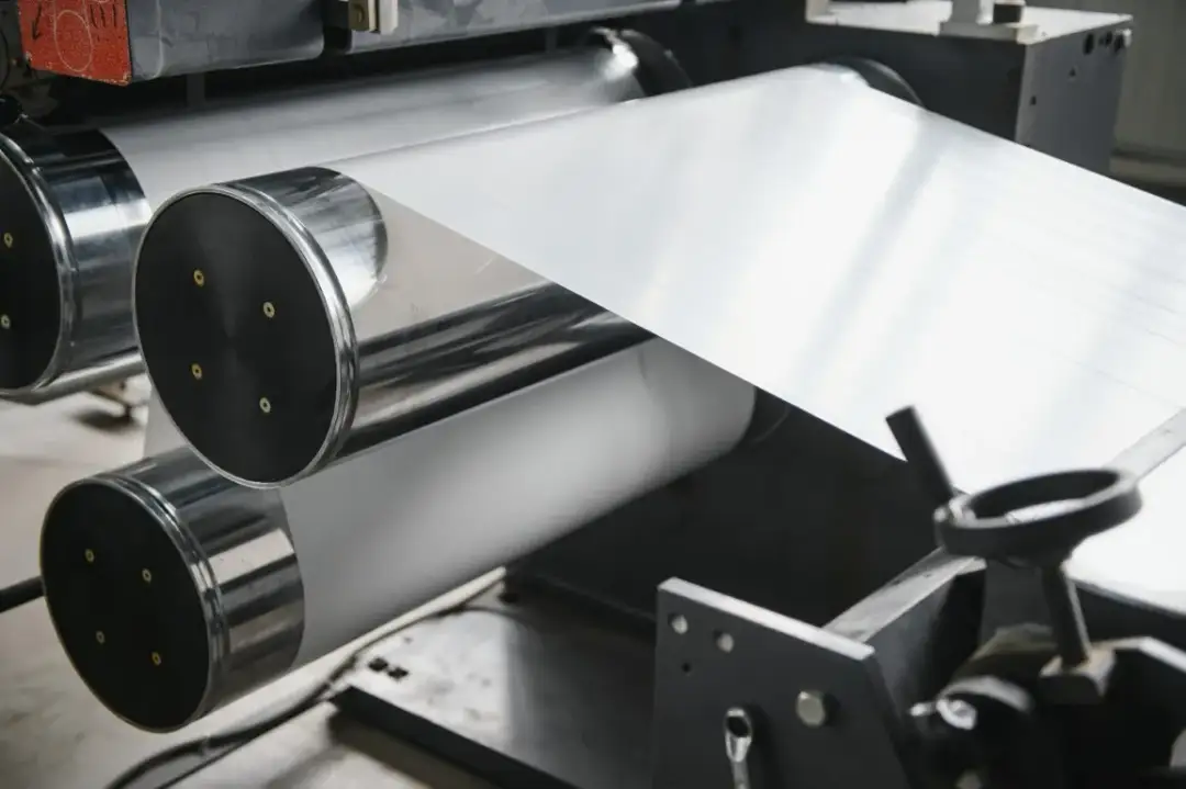 Druk na folii elektrostatycznej: odkryj zalety i zastosowania tej technologii