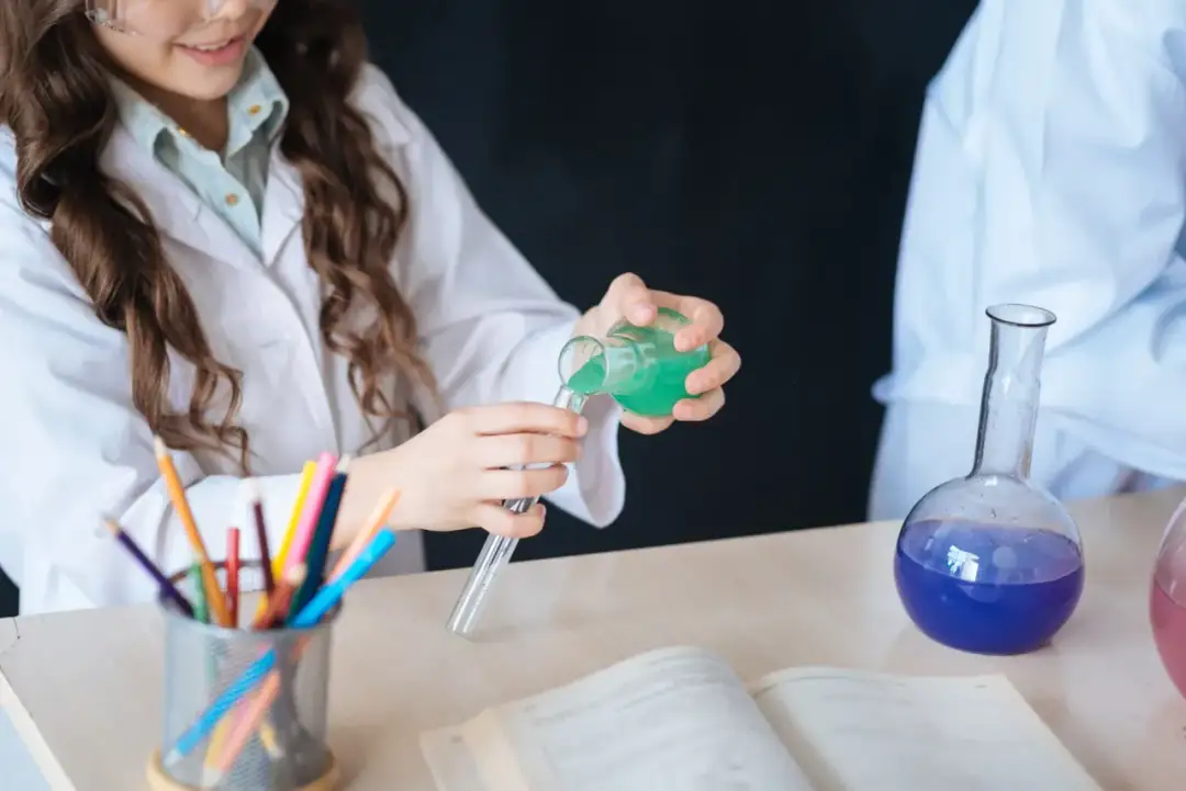 Ile kosztują korepetycje z chemii? Ceny, które cię zaskoczą