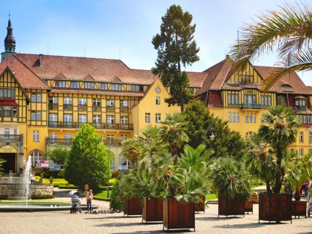 Sanatorium Wojskowe Kudowa-Zdrój: Przewodnik dla seniora. NFZ czy prywatnie?