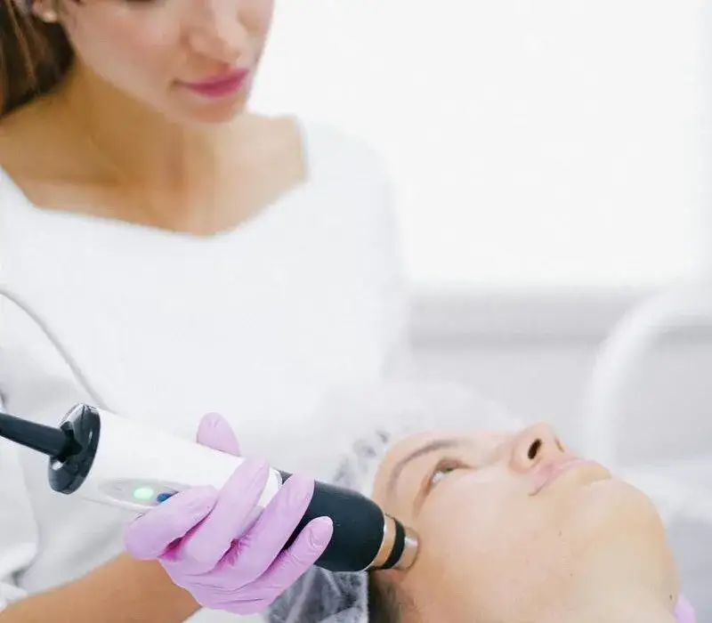 Ile zarabia lekarz medycyny estetycznej? Zaskakujące fakty o wynagrodzeniach