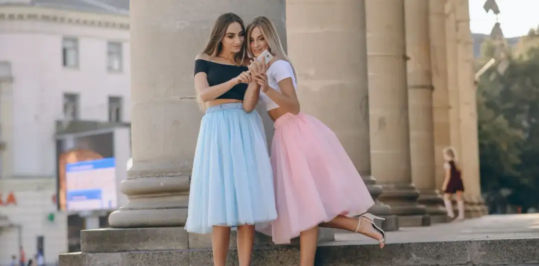 Co do tiulowej spódnicy na wesele - stylizacje, które zachwycą