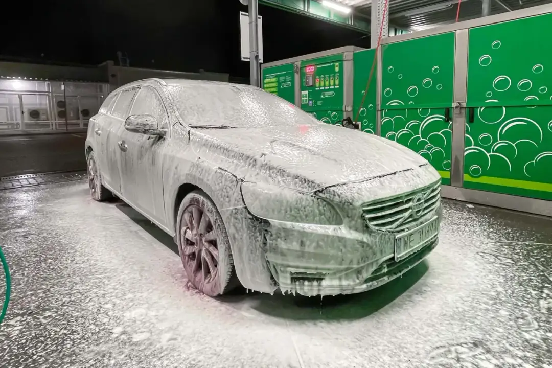 Myjnia bezdotykowa - Jak myć auto bez błędów i zacieków?