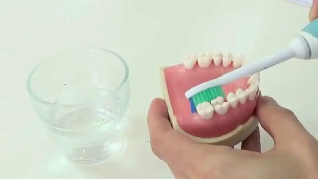 Jak prawidłowo myć zęby szczoteczką soniczną, aby uniknąć problemów z dziąsłami