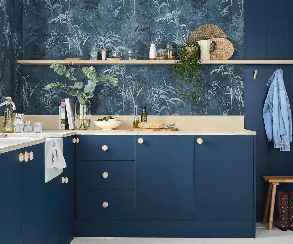 Jak wykończyć ścianę w kuchni? Modne i praktyczne rozwiązania 2026