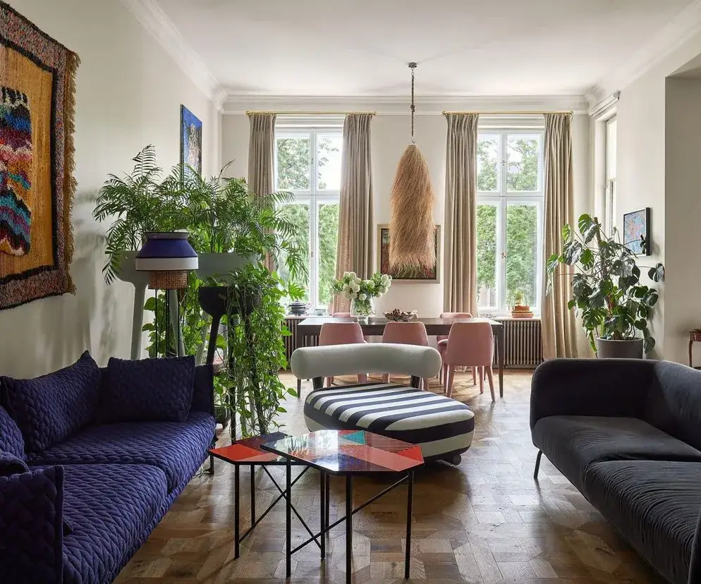 Granatowa kanapa: Kolor ścian? Od klasyki po trendy 2026