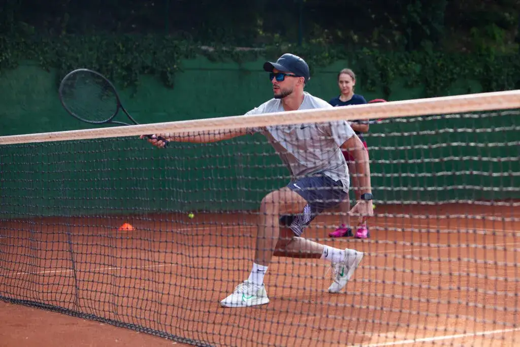 Rodzaje zagrywek tenisowych: Techniki i skuteczne strategie