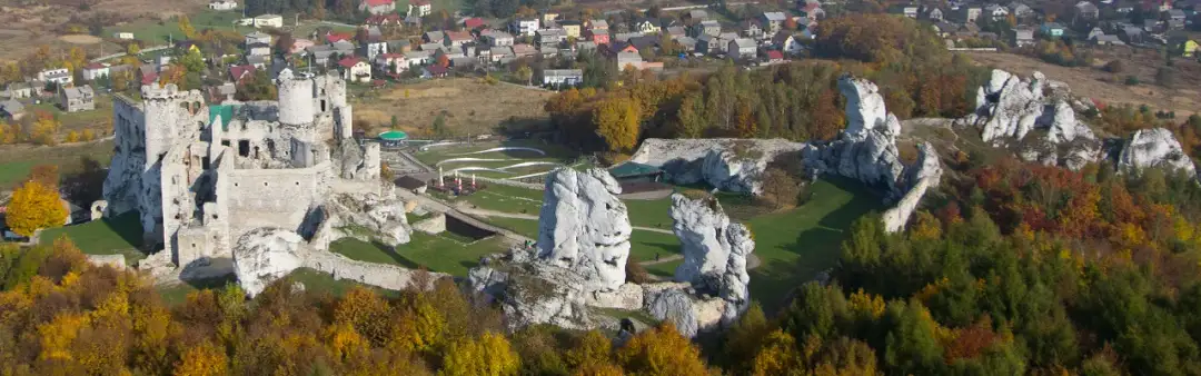 Ruiny strażnicy w Ryczowie: Odkryj zapomniany sekret Szlaku Orlich Gniazd