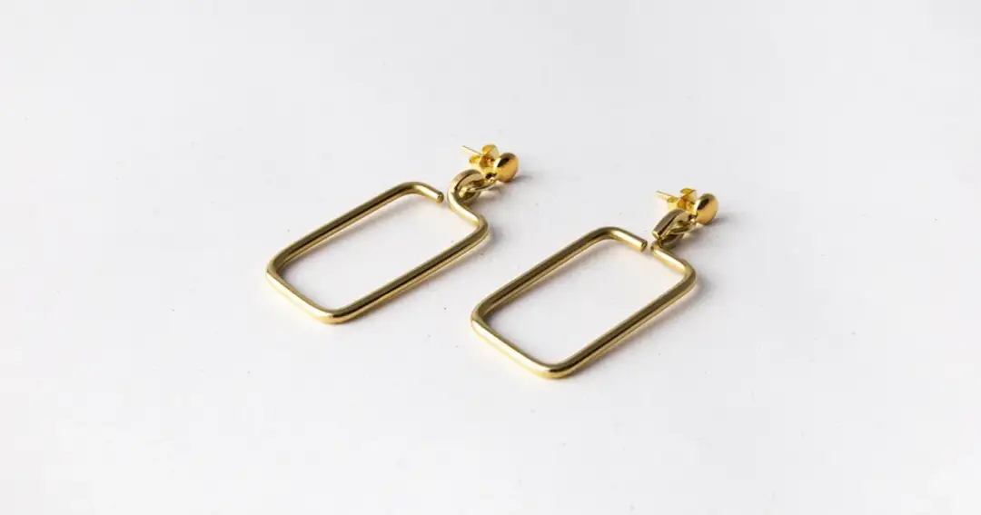 Czy biżuteria z mosiądzu czernieje? Oto skuteczne sposoby ochrony