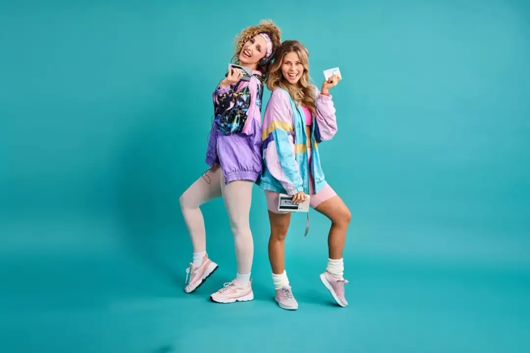 Impreza w stylu lat 80: Jak się ubrać i stworzyć look dekady!