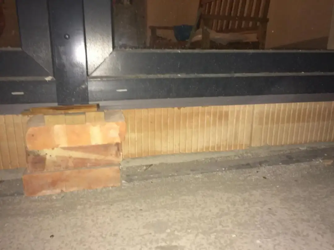 Jak wykończyć panele pod oknem tarasowym, aby uniknąć problemów z wilgocią