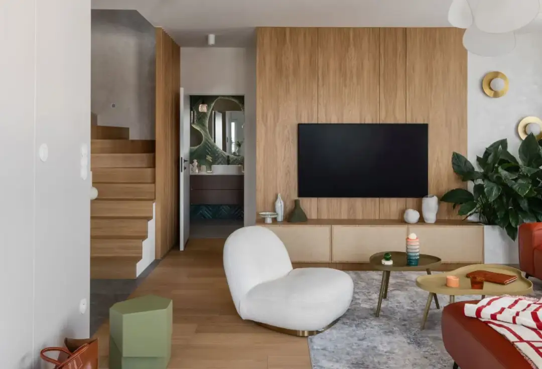 Co na ścianie w salonie? 10 inspirujących pomysłów na dekorację