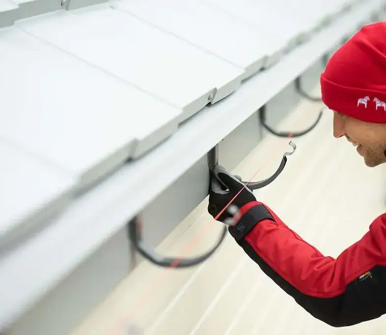 Skuteczny montaż rynny na dachu płaskim: Krok po kroku