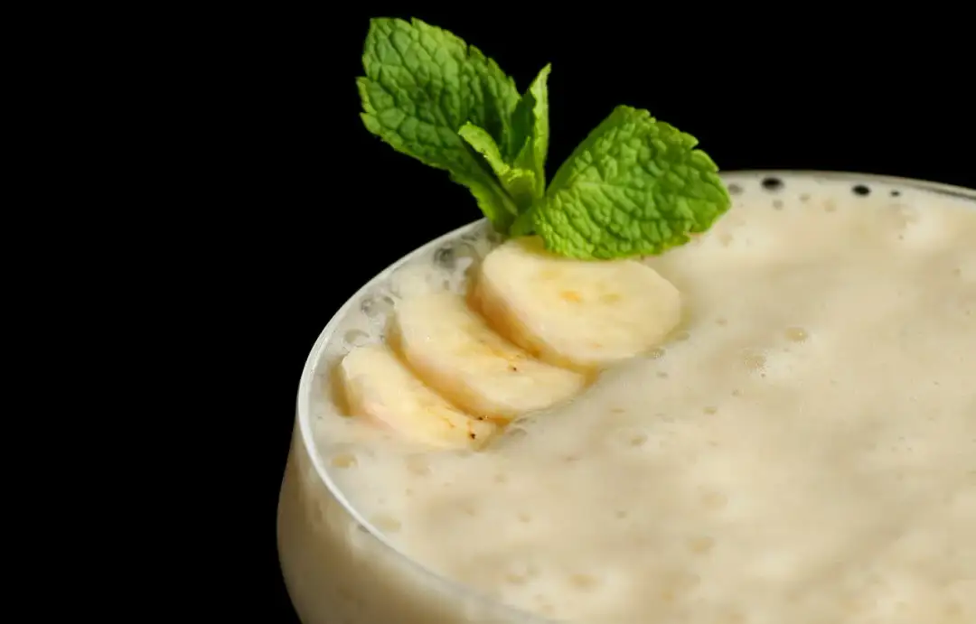 Pyszne drinki z sokiem bananowym i malinowym, które musisz spróbować