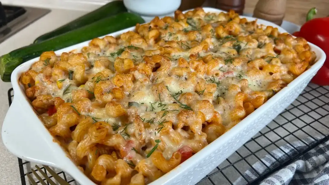 Prosta zapiekanka z surowym makaronem i mięsem mielonym na obiad