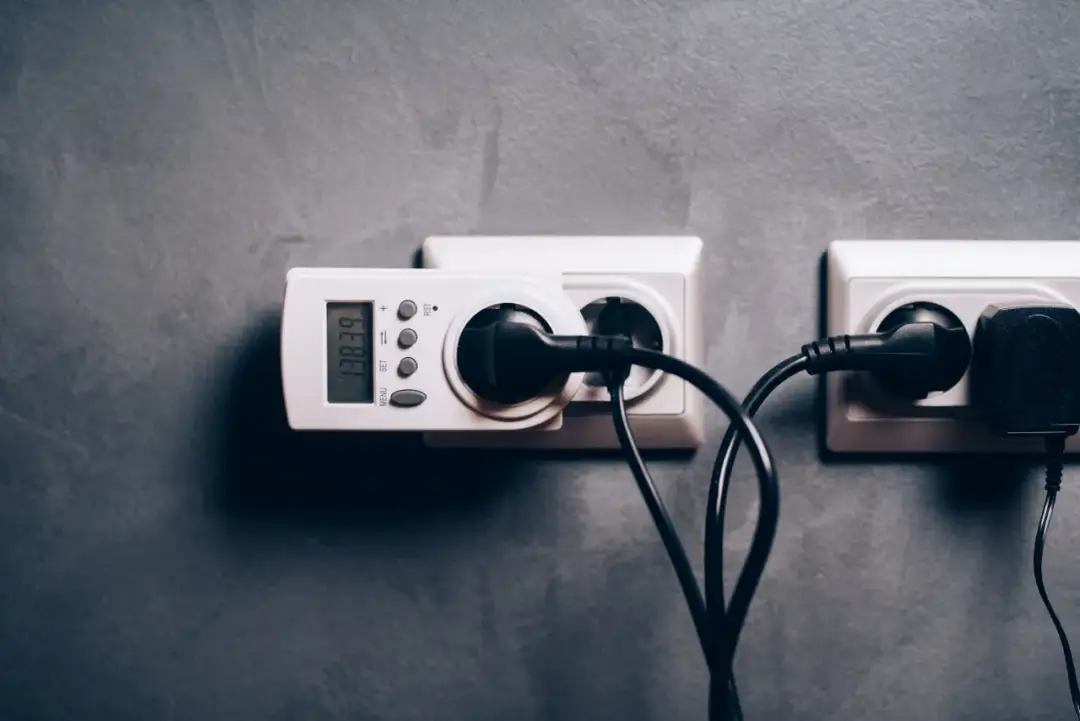 Jak sprawdzić bezpiecznik miernikiem? Poradnik krok po kroku