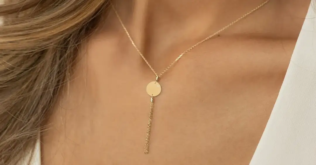 Czym się różni wisiorek od naszyjnika? Kluczowe różnice i porady