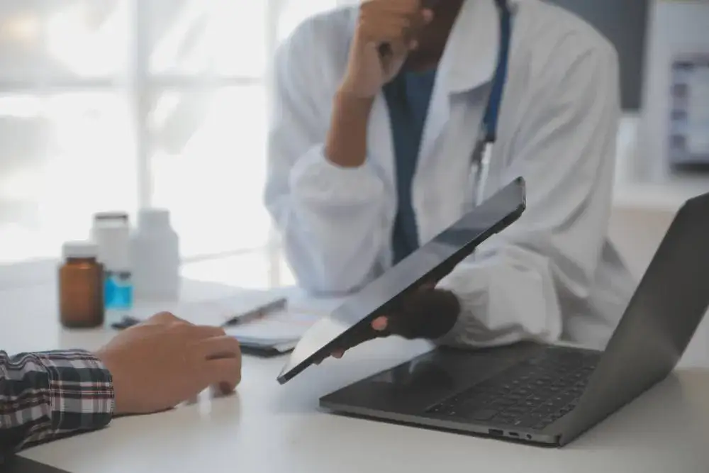 Kto płaci za zwolnienie lekarskie w firmie poniżej 20 osób? Wyjaśniamy zasady