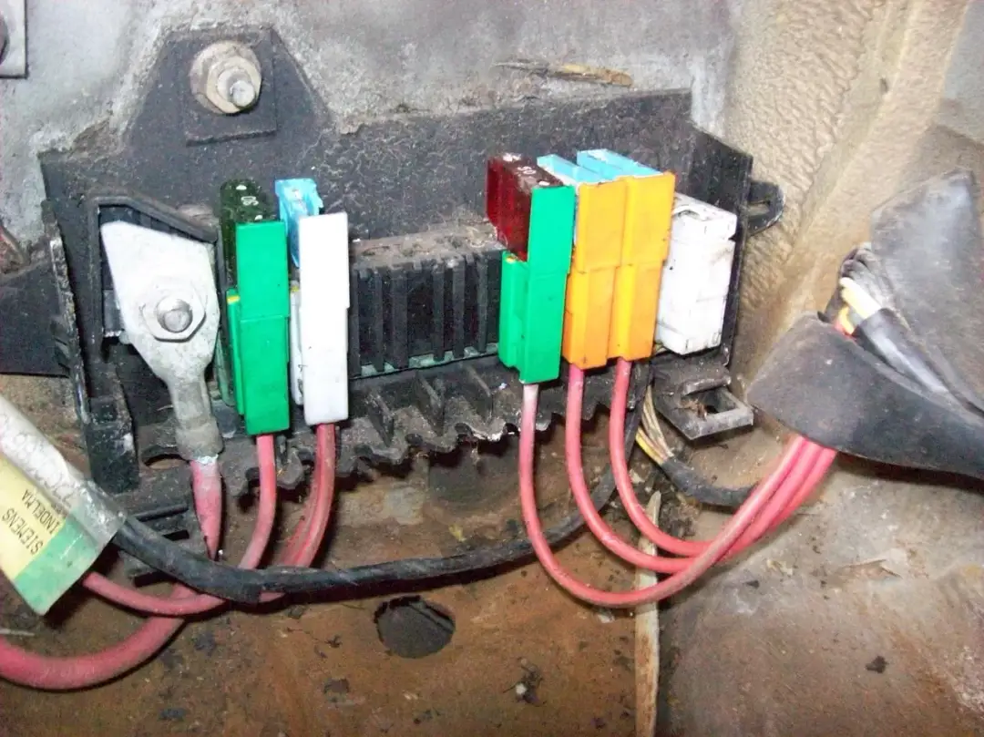 Gdzie jest sterownik centralnego zamka Renault Scenic i jak go znaleźć