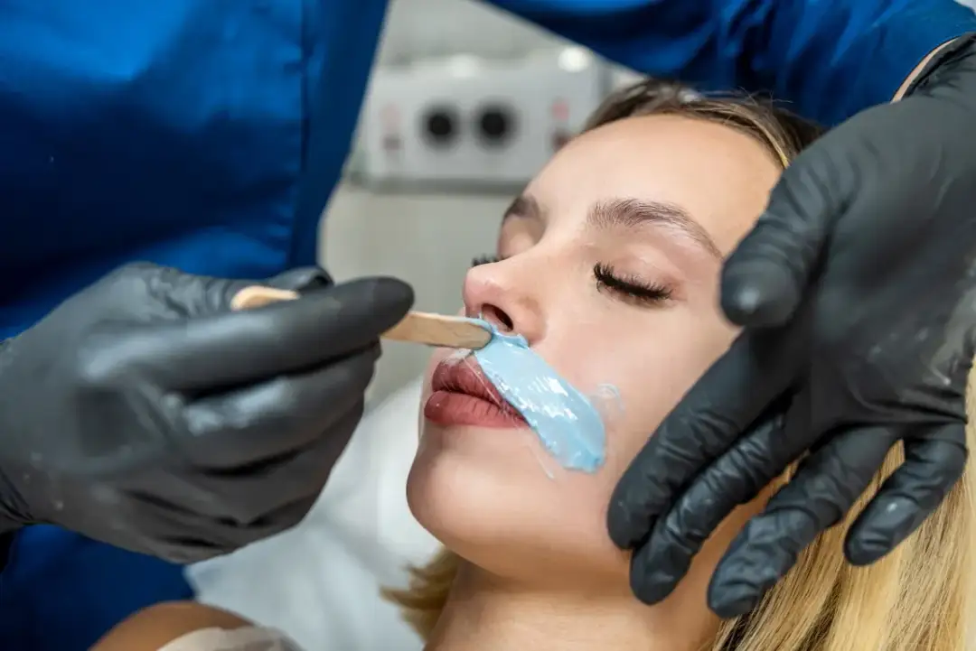 Jak usuwać włoski z twarzy? Wybierz metodę idealną dla siebie!