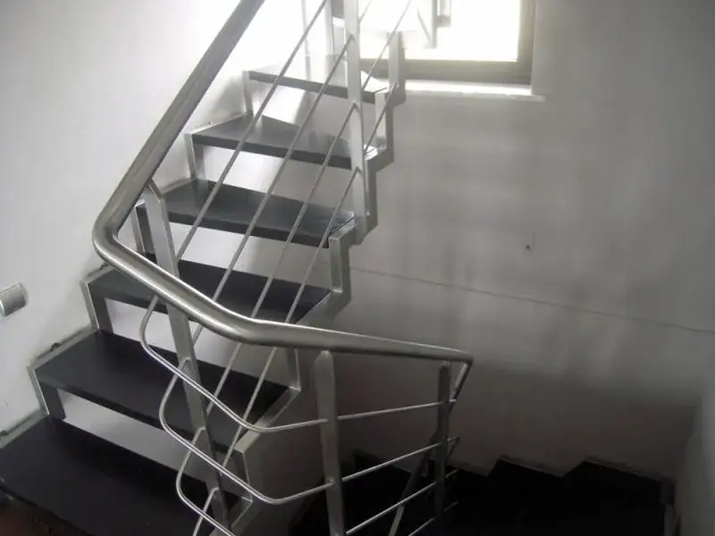 Bezpieczne barierki na schody z kwasówki: trwałość i elegancja