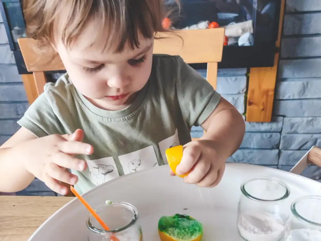 Eksperymenty z barwnikami spożywczymi – kolorowe zabawy dla dzieci