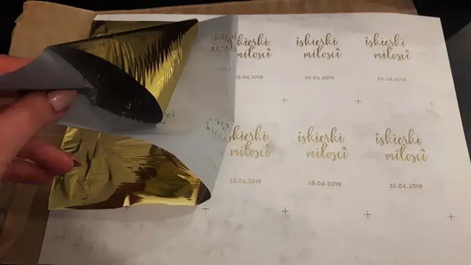 Jak zrobić złote napisy na zaproszeniach? 4 proste metody DIY