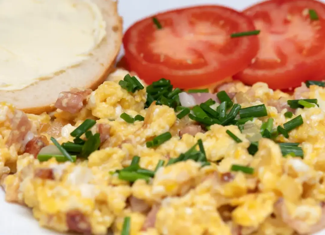 Jakie przyprawy do jajecznicy? Odkryj sekrety smaku idealnej potrawy