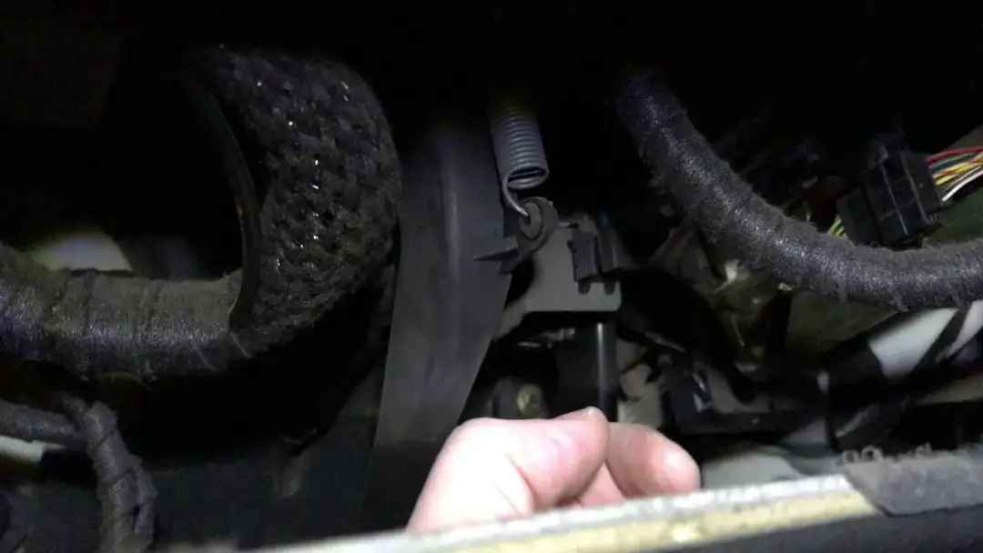 Jak wymienić czujnik kąta skrętu w BMW E46 i uniknąć problemów